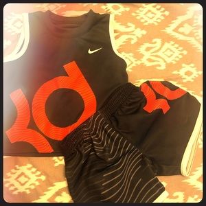 ✨ NEW LISTING ✨ Nike Tank & Short Set 12m